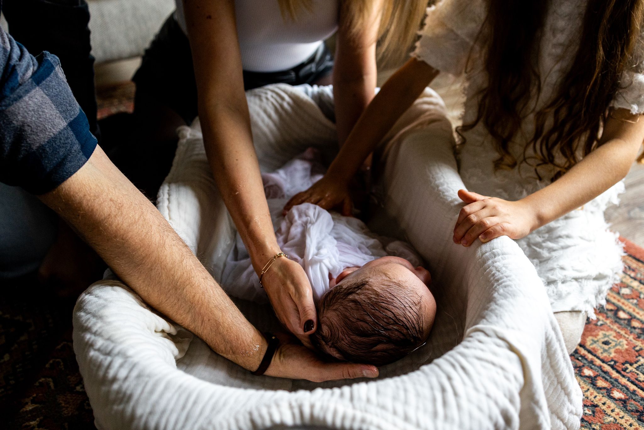 Bain enveloppé bébé en famille à Fontainebleau — accompagnement cocon de naissance Matern'Aroma