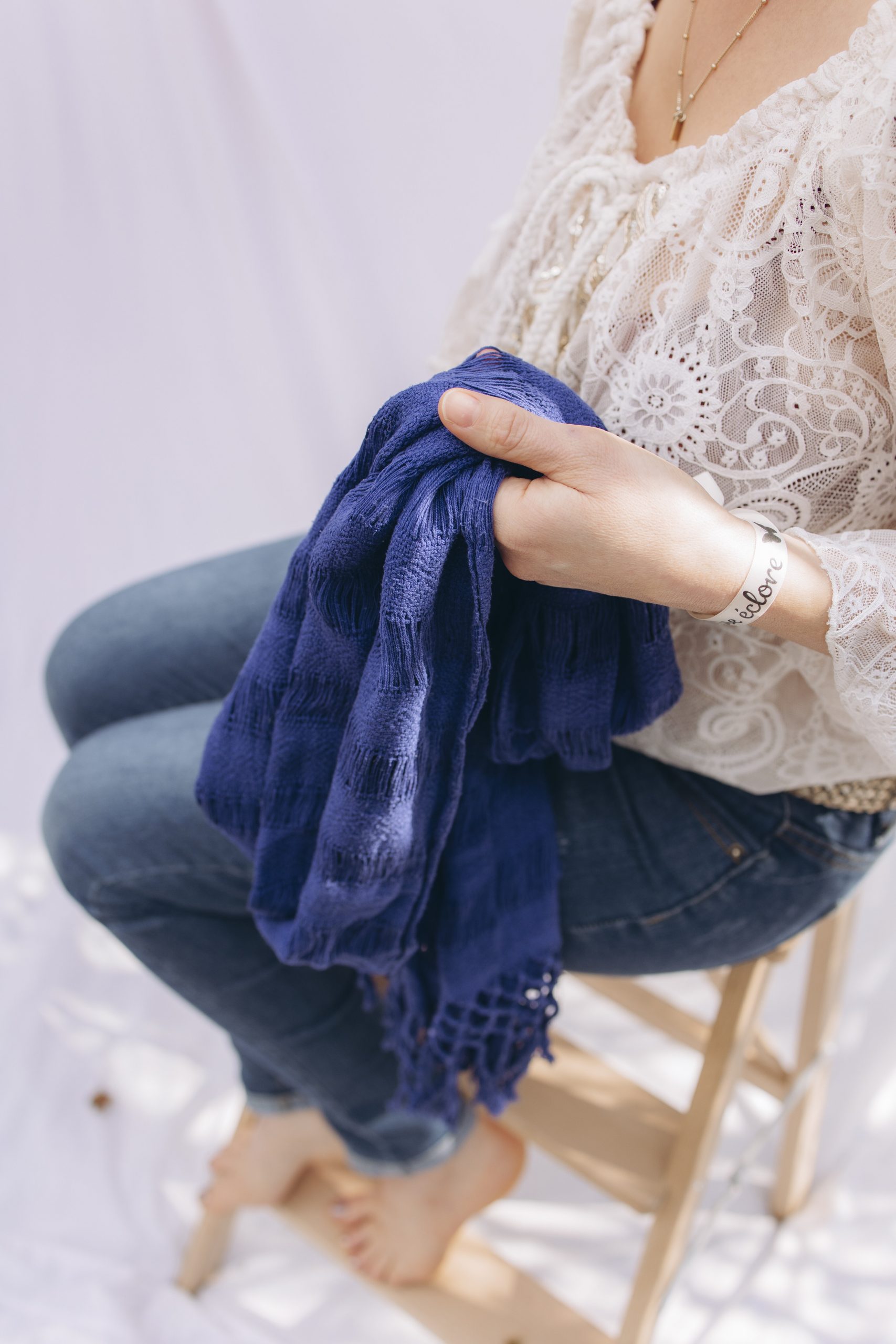 Emeline, doula à Fontainebleau avec un rebozo — accompagnement périnatal Matern'Aroma