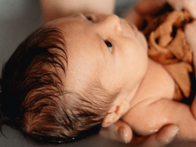 bain enveloppé bébé fontainebleau apaisement nouveau né