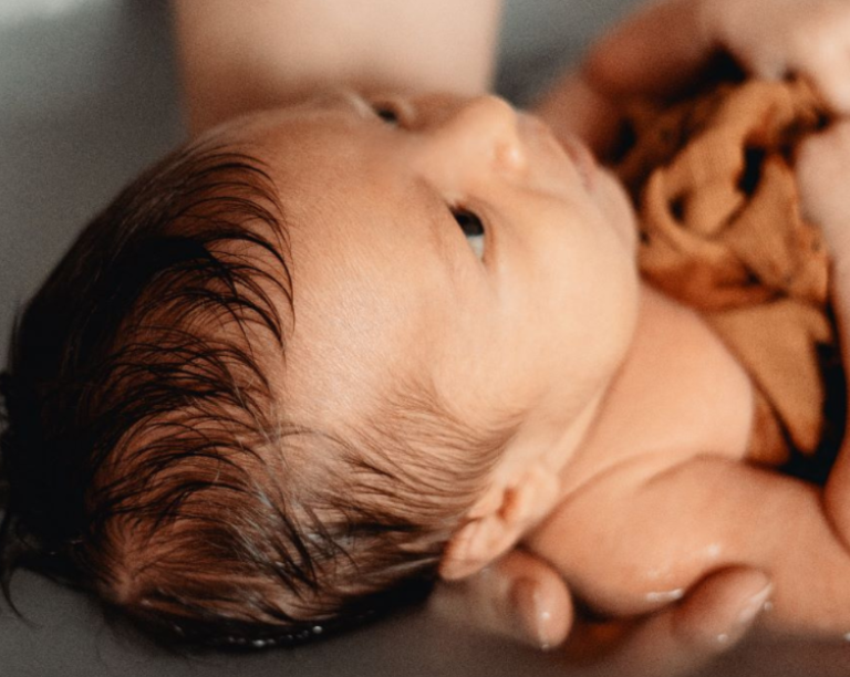 Bain enveloppé bébé à Fontainebleau — apaisement nouveau-né après la naissance