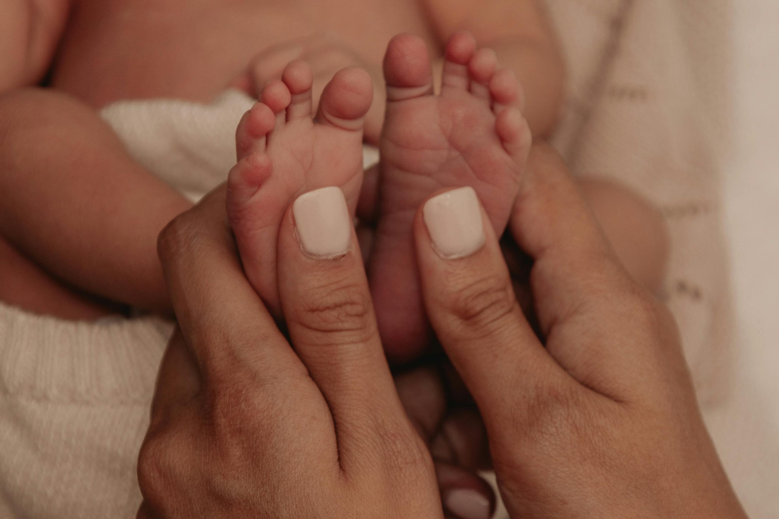Réflexologie plantaire bébé à Fontainebleau — massage des pieds de nouveau-né pour apaiser les coliques et le sommeil