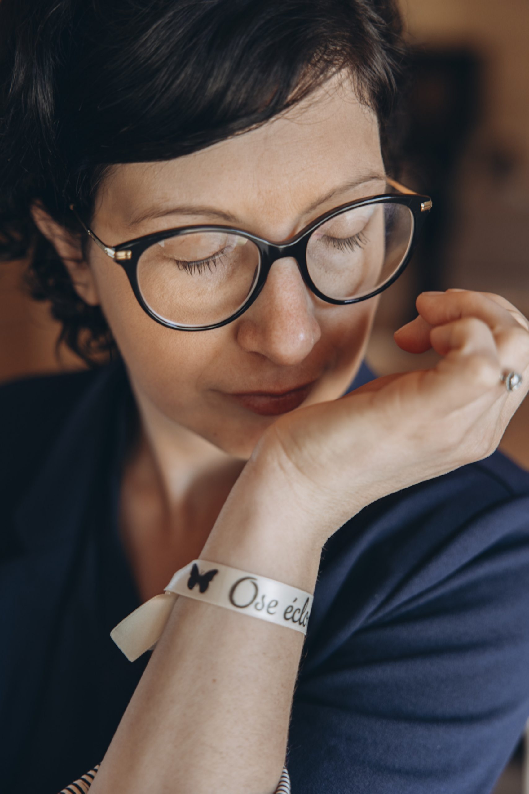 Emeline, praticienne en aromathérapie à Fontainebleau, respirant une huile essentielle doTERRA