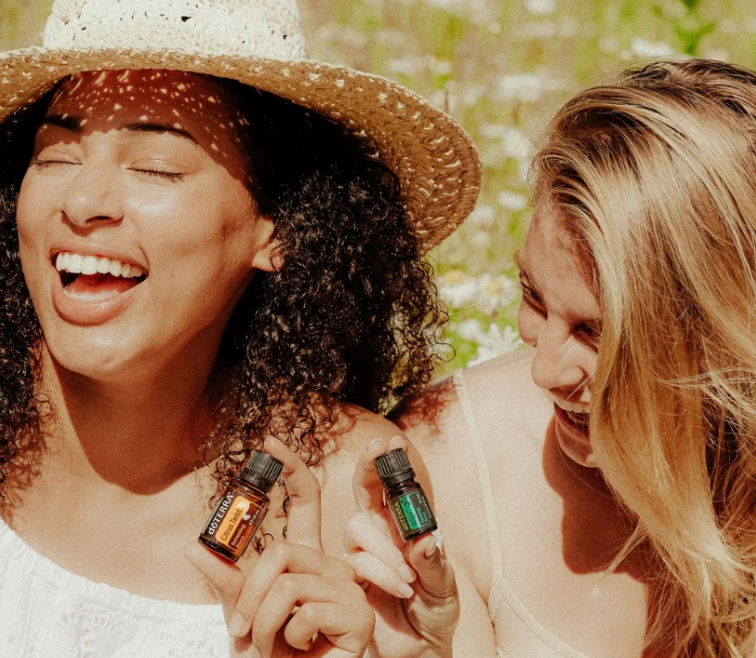 Deux femmes apaisées avec des huiles essentielles doTERRA — aromathérapie périnatale à Fontainebleau Matern'Aroma